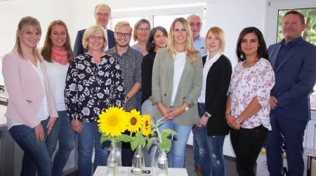 Kümmern sich um Sorgen und Nöte: (von links nach rechts) Johanna Höwelkröger, Svenja Wicklein, Martina Rose, Tim Viergutz, Susanne Pippert, Janine Jarrar, Teamleiterin Jana Freiberg, Markus Mense, Olga Prill und Özlem Secilmis bilden das Team NORD des Allgemeinen Sozialen Dienstes des Kreisjugendamtes und sind ab sofort mitten in Delbrück zu erreichen. Kreisdirektor Dr. Ulrich Conradi (hintere Reihe, dritter von links) und Kreisjugendamtsleiter Günther Uhrmeister (ganz rechts im Bild) zeigen sich erfreut, im Herzen der Stadt den Menschen helfen zu können. Bildnachweis: Kreis Paderborn, Amt für Presse- und Öffentlichkeitsarbeit, Michaela Pitz TEAM NORD des Allgmeinen Sozialen Dienstes des Kreisjugendamtes